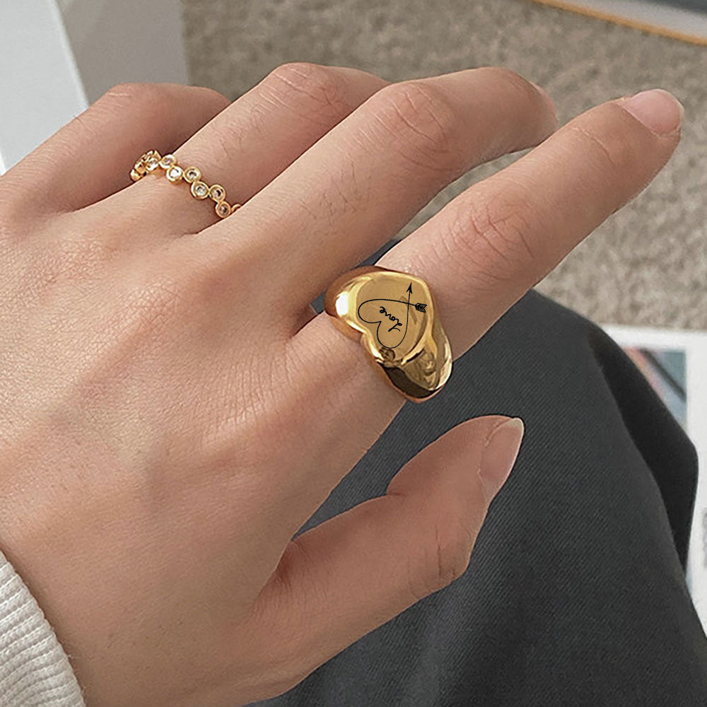 Damen Ring mit herzförmigem Design und eingravierter "Love"-Botschaft Shop Nory