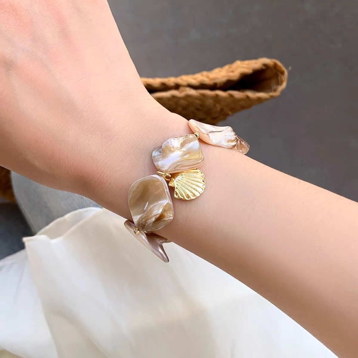 Damen Armband aus großen Muschelperlen und eleganten Anhängern Shop Nory