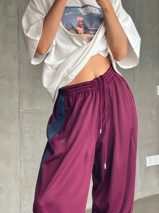 Damen weite Sporthose mit diagonalen Streifen