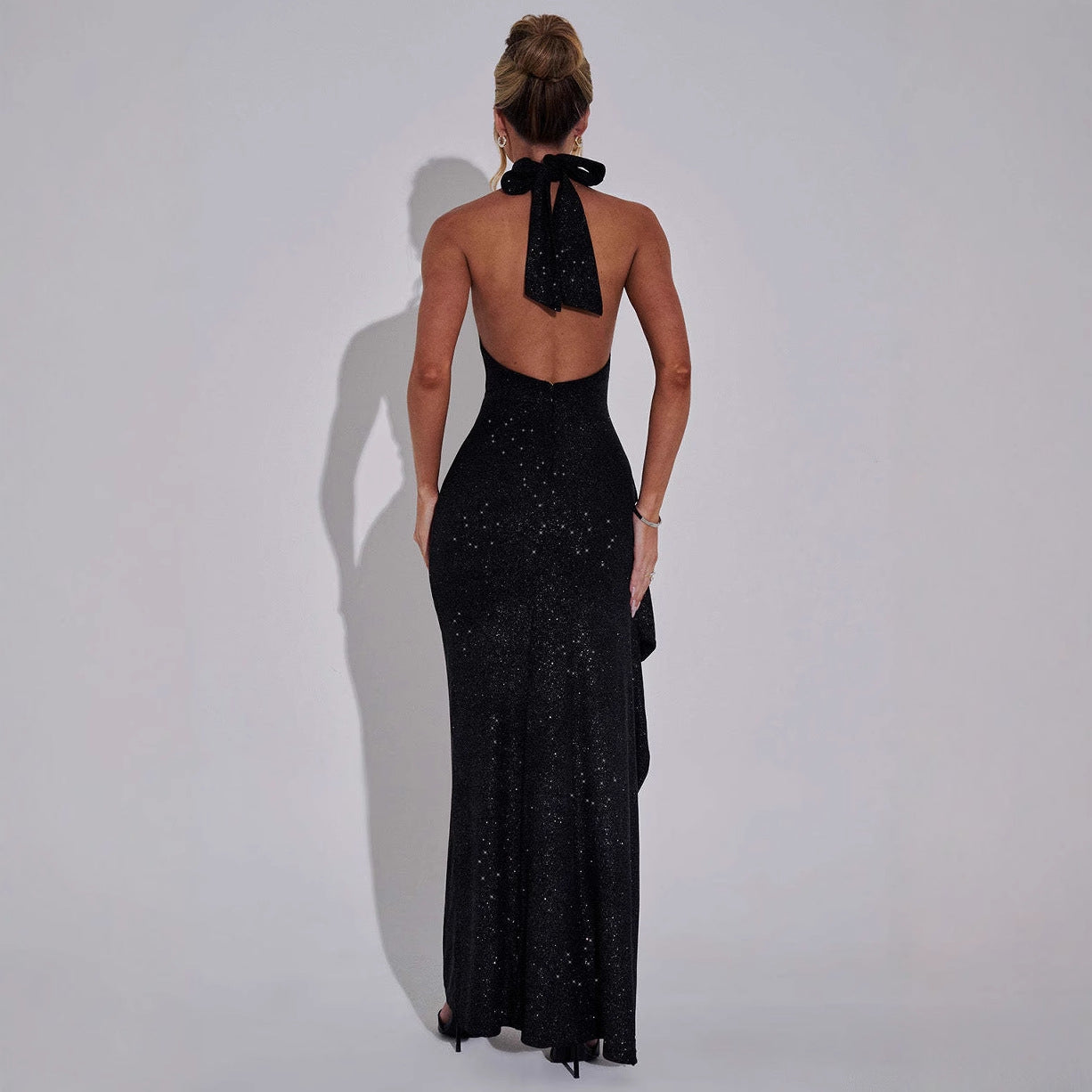 Damen Glamouröses Abendkleid mit Schlitz und Hochkragen