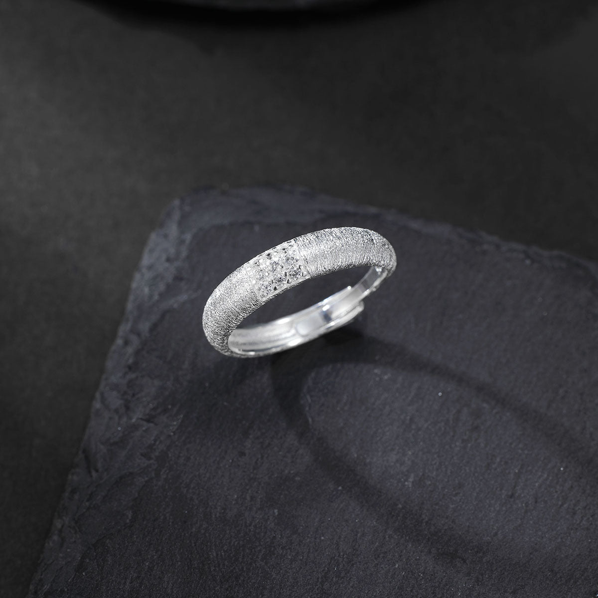 Damen Ring mit strukturiertem Design und funkelnden Zirkonia Shop Nory