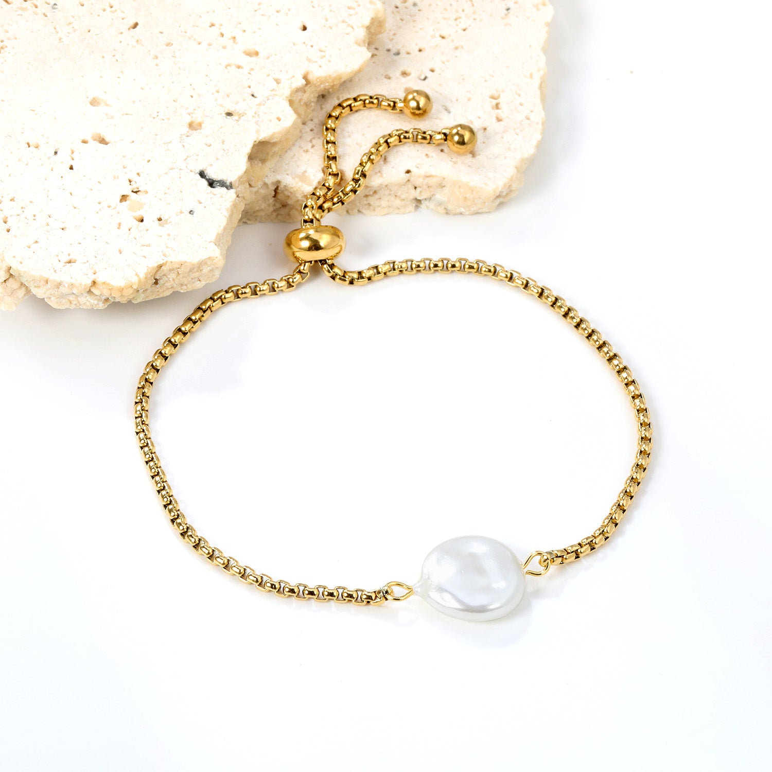Damen Armband mit elegantem Ketten-Design und einzigartigem Muschel-Anhänger Shop Nory