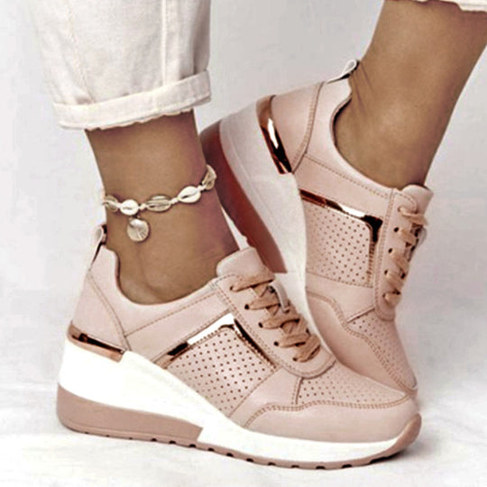 Damen Keilabsatz-Sneaker mit perforiertem Obermaterial und metallischem Akzent Shop Nory