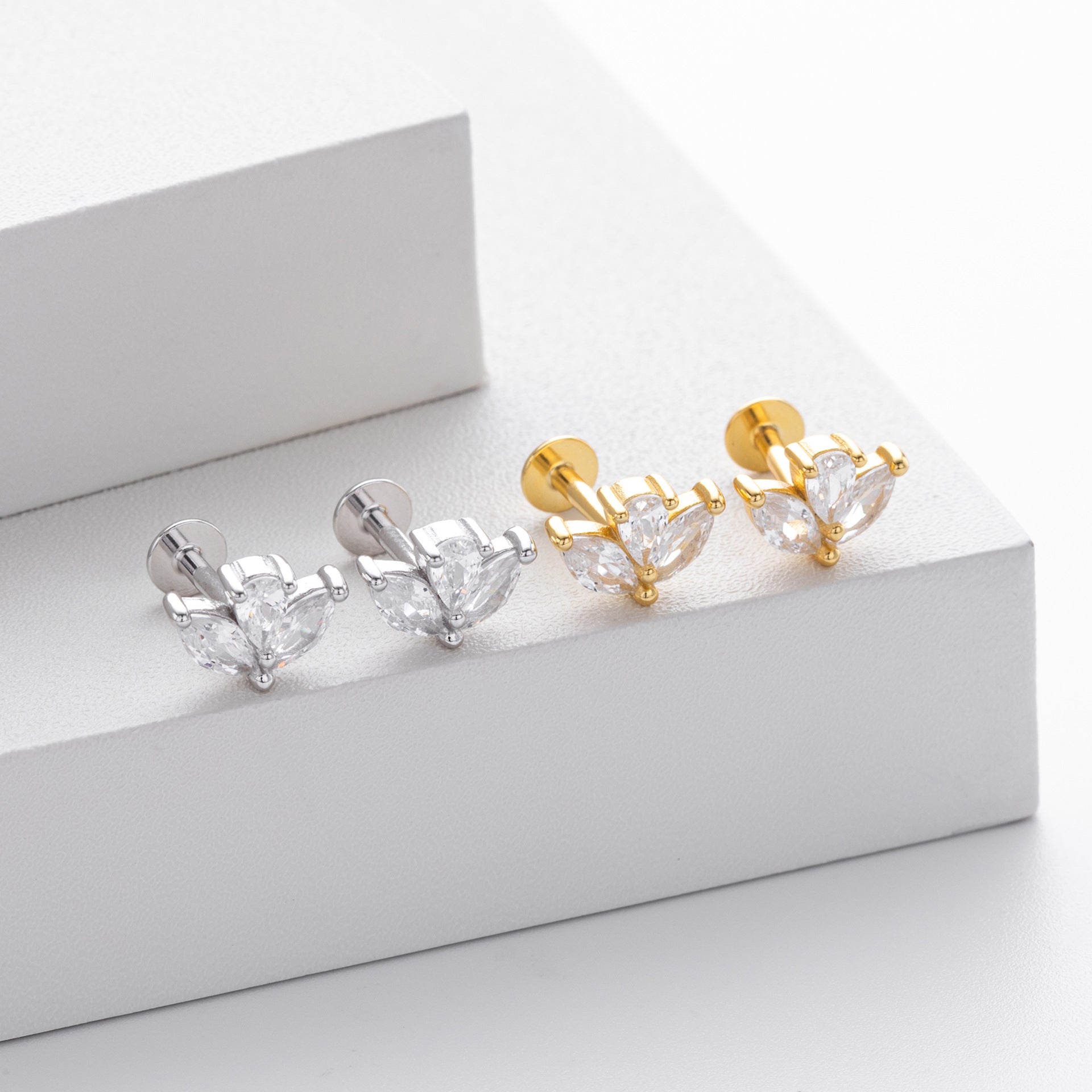 Damen Ohrstecker mit funkelndem Zirkon in elegantem Blumenmotiv Shop Nory