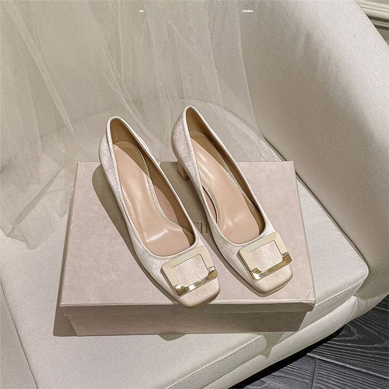 Damen Satin-Pumps mit quadratischer Zehenpartie, niedrigem Blockabsatz und dekorativer Metallschließe Shop Nory