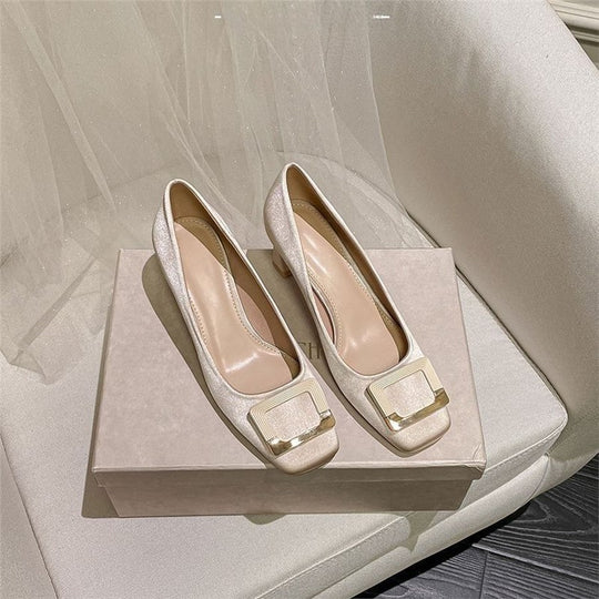 Damen Satin-Pumps mit quadratischer Zehenpartie, niedrigem Blockabsatz und dekorativer Metallschließe Shop Nory