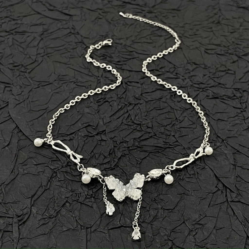 Damen Halskette mit filigranem Schmetterlingsanhänger aus hochwertigem Metall Shop Nory