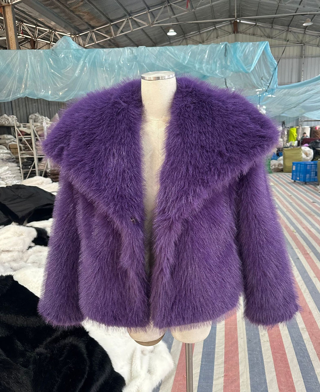 Damen Kurzbolero im Boxy-Cut aus veganem Shaggy-Kunstpelz mit XXL-Schalkragen Shop Nory
