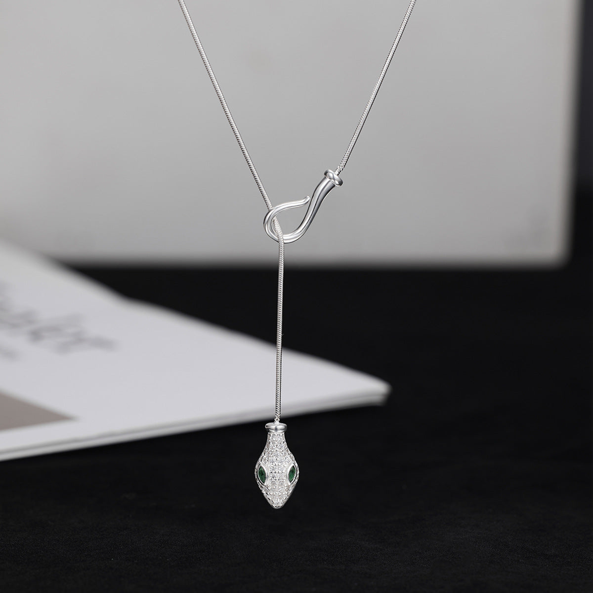 Damen filigrane Halskette mit kunstvollem Schlangendesign und funkelnden Zirkonia Shop Nory