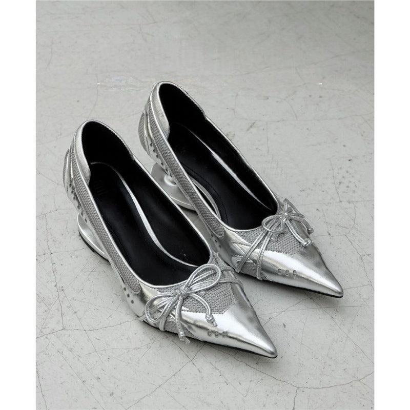 Damen Spitz zulaufende Metallic‑Slingback‑Pumps mit skulpturellem Fersenabsatz und Schleifenakzent Shop Nory