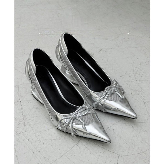 Damen Spitz zulaufende Metallic‑Slingback‑Pumps mit skulpturellem Fersenabsatz und Schleifenakzent Shop Nory