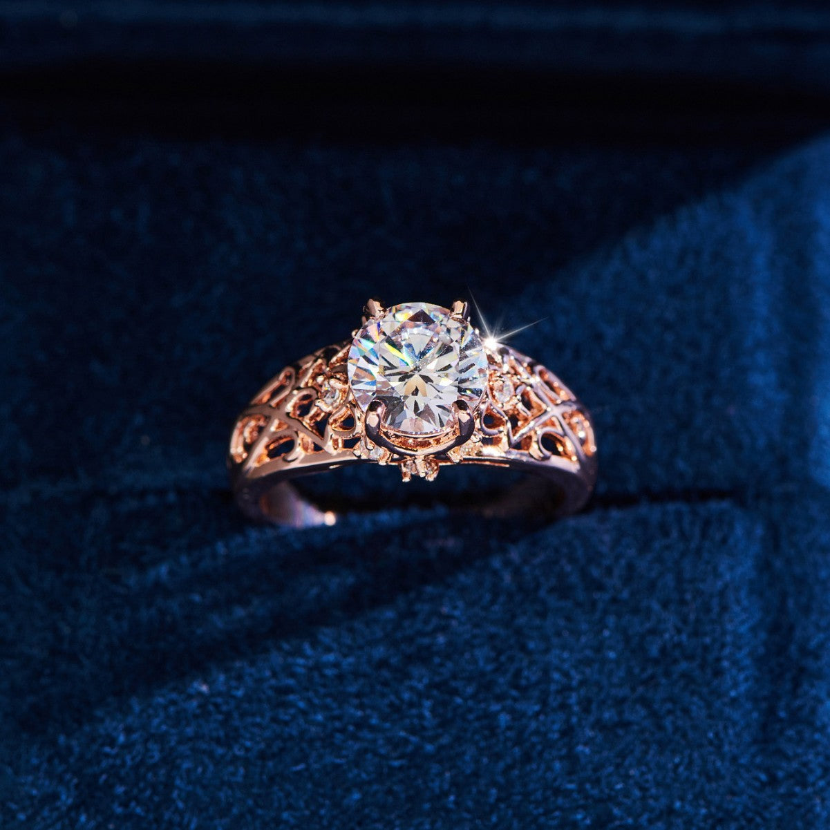Damen Ring mit kunstvoller filigraner Fassung und funkelndem Zirkonia Shop Nory