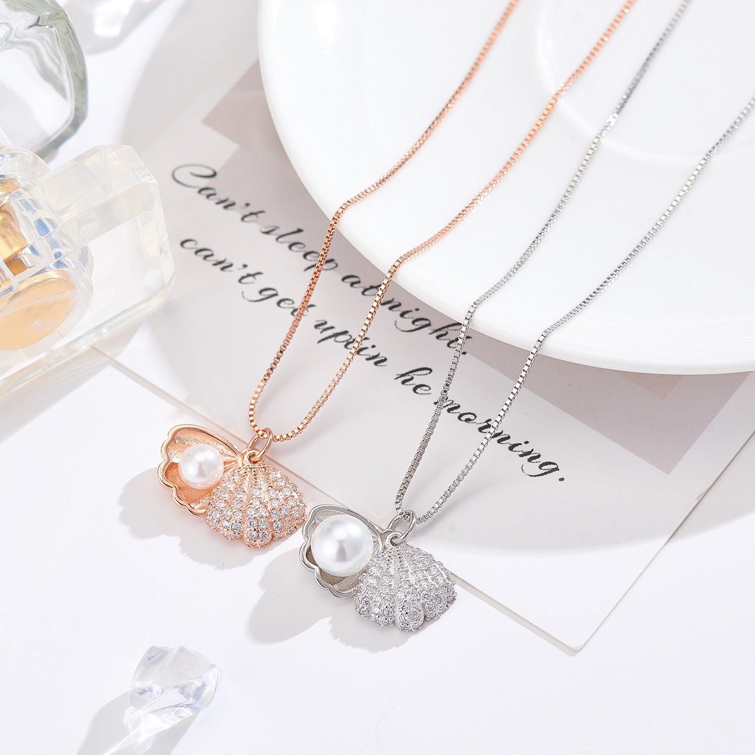 Damen Halskette mit elegantem Muschel-Anhänger und funkelnden Zirkonia Shop Nory