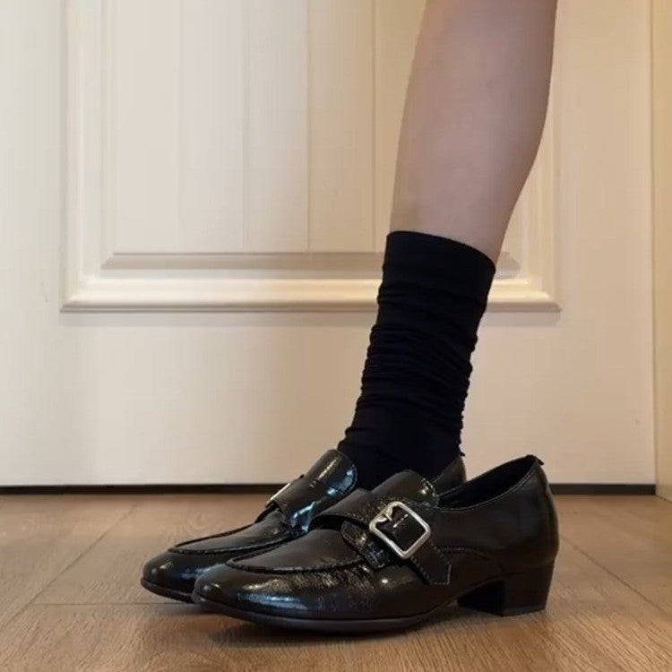 Damen Loafer mit poliertem Finish, dekorativer Metallschnalle und niedrigem Blockabsatz Shop Nory