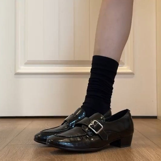 Damen Loafer mit poliertem Finish, dekorativer Metallschnalle und niedrigem Blockabsatz Shop Nory