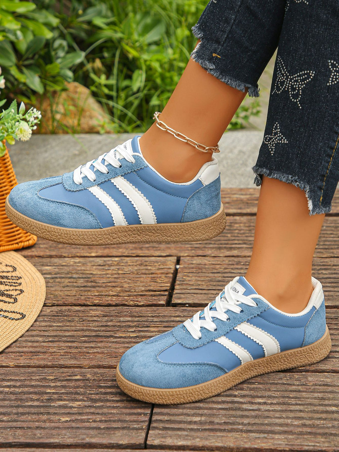 Damen Retro-Sneaker mit Velours-Overlays, Zierstreifen und profildetails Shop Nory