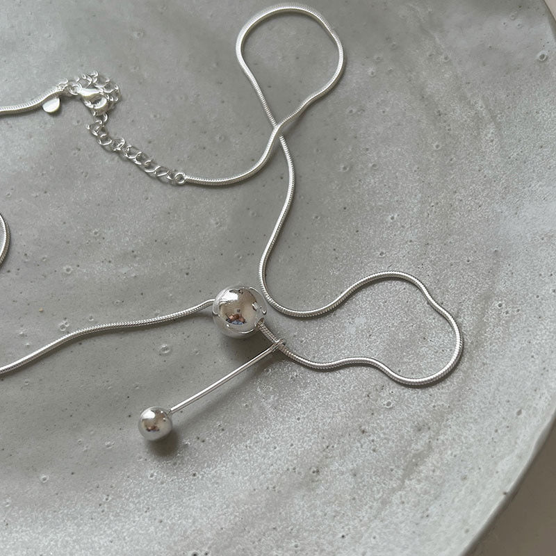Damen Halskette mit modernem, minimalistischen Design und einzigartigen Kugeldetails Shop Nory