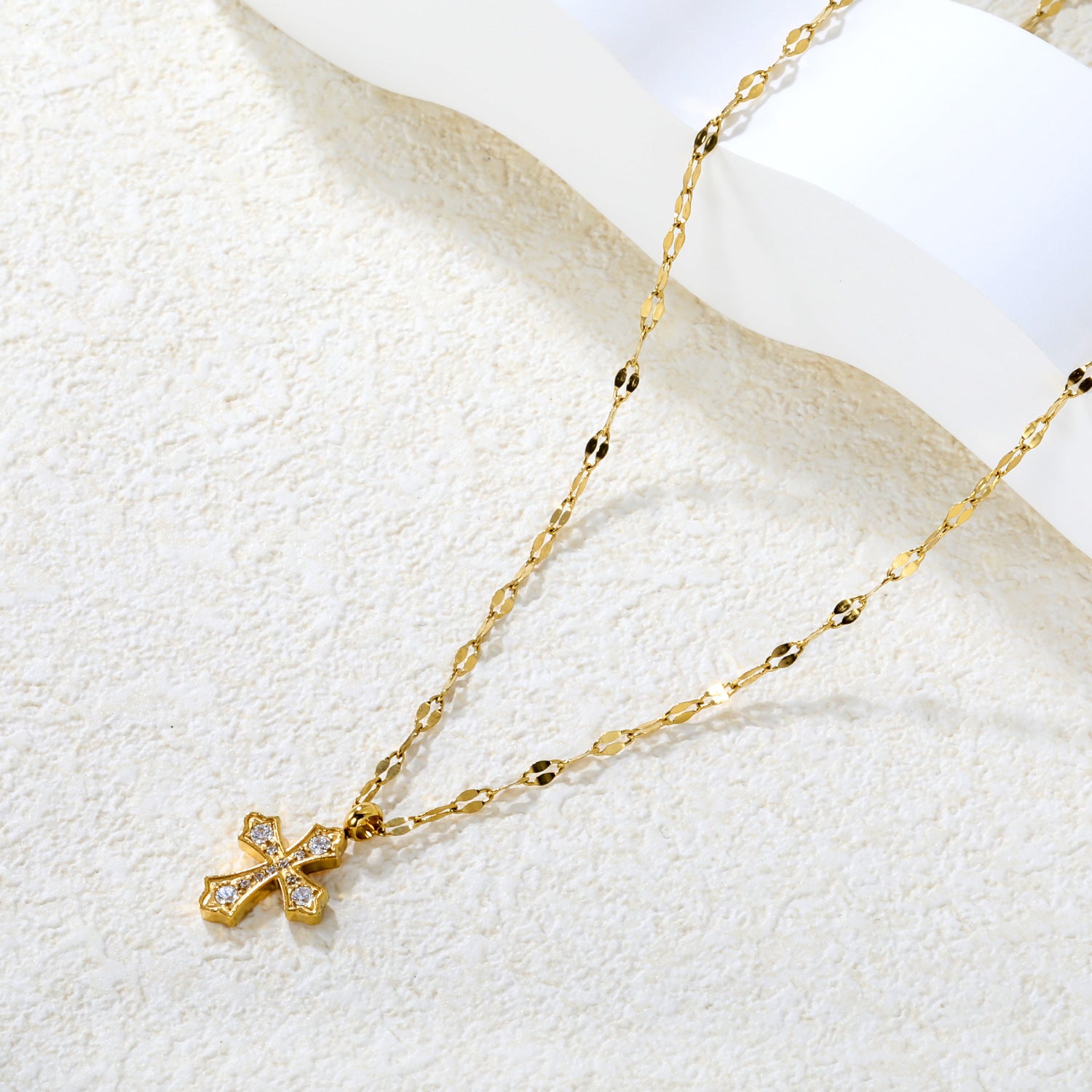 Damen Halskette mit Kreuz-Anhänger und funkelnden Zirkonia Shop Nory