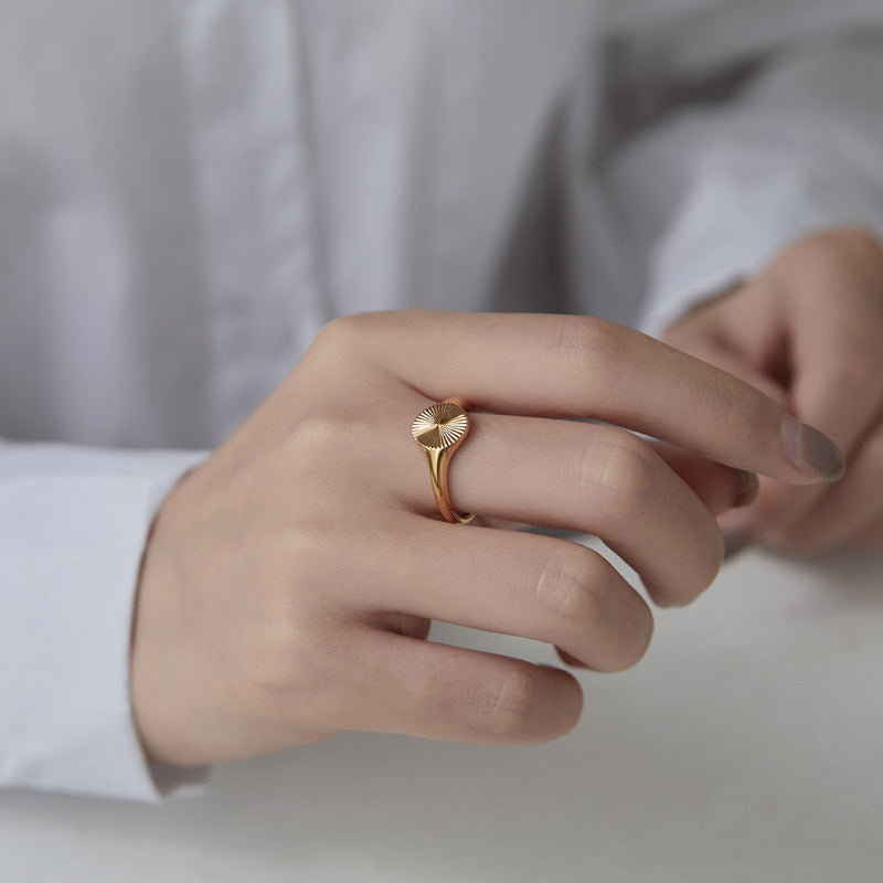 Damen eleganter Goldring mit detailverarbeitetem Sonnensymbol Shop Nory