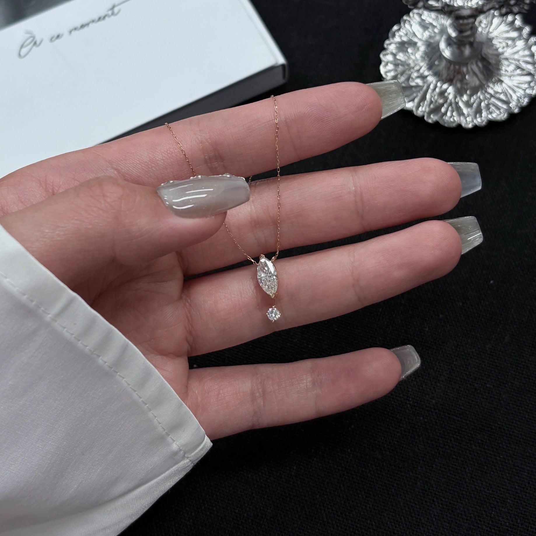 Damen Halskette mit elegantem Tropfenanhänger und funkelnden Kristallen Shop Nory