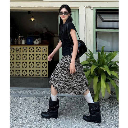 Damen Biker-inspirierte Slouch-Stiefelette mit Nietenriemen und Dornschließen-Detail Shop Nory
