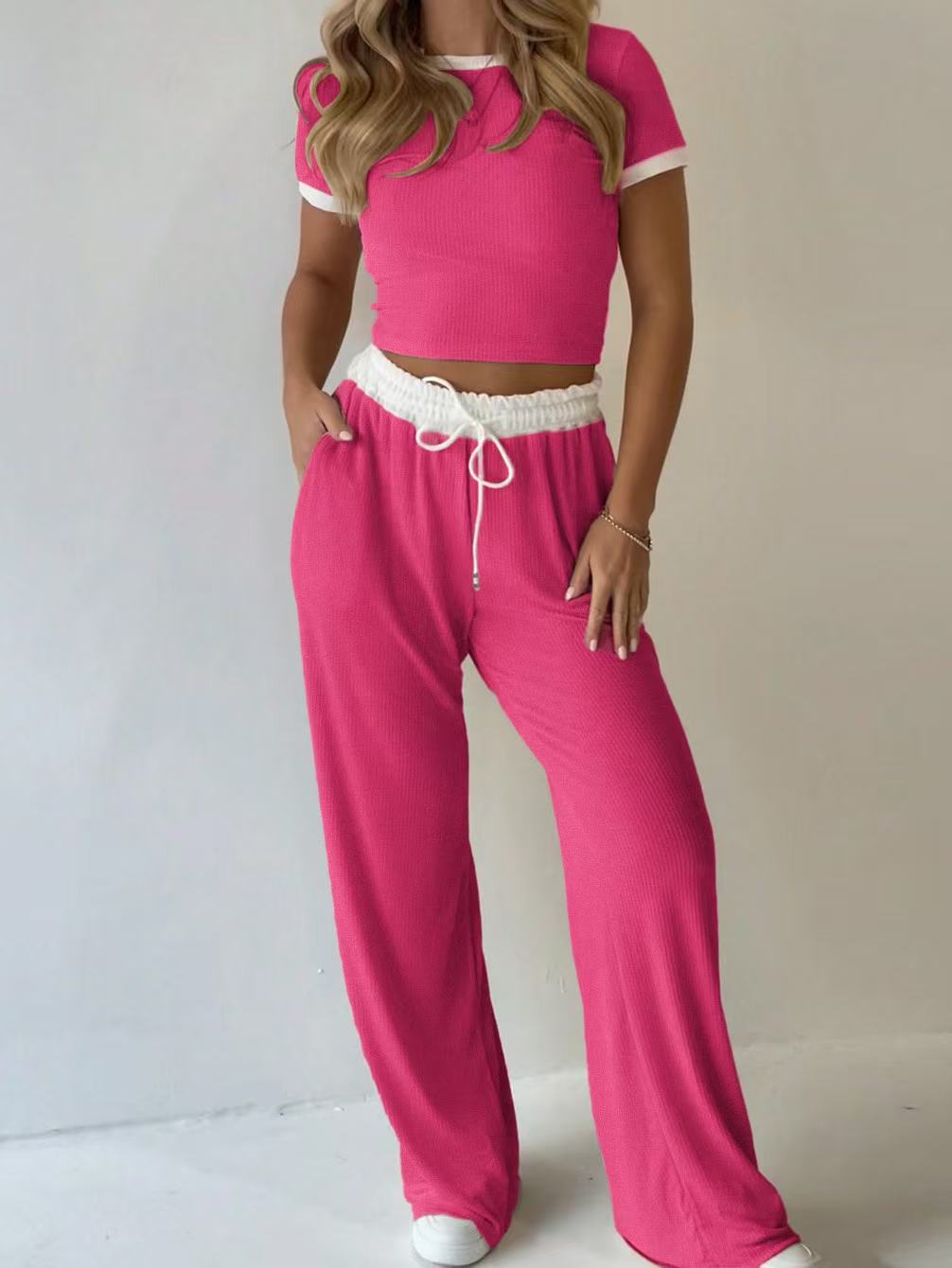 Damen lässiges zwei-teiliges Freizeit-Set mit cropped T-Shirt und weiten Hose