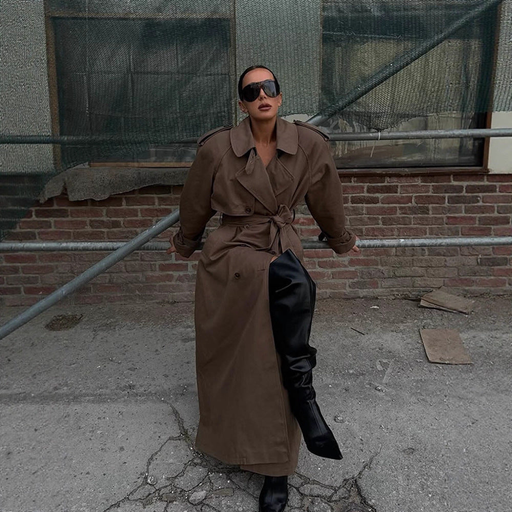 Damen Maxilanger Trenchcoat mit betonter Schulterpartie, doppelter Knopfleiste und Bindegürtel Shop Nory
