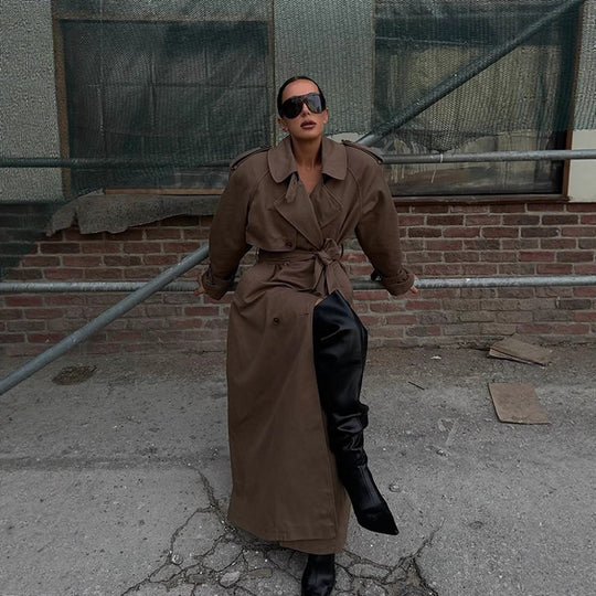 Damen Maxilanger Trenchcoat mit betonter Schulterpartie, doppelter Knopfleiste und Bindegürtel Shop Nory