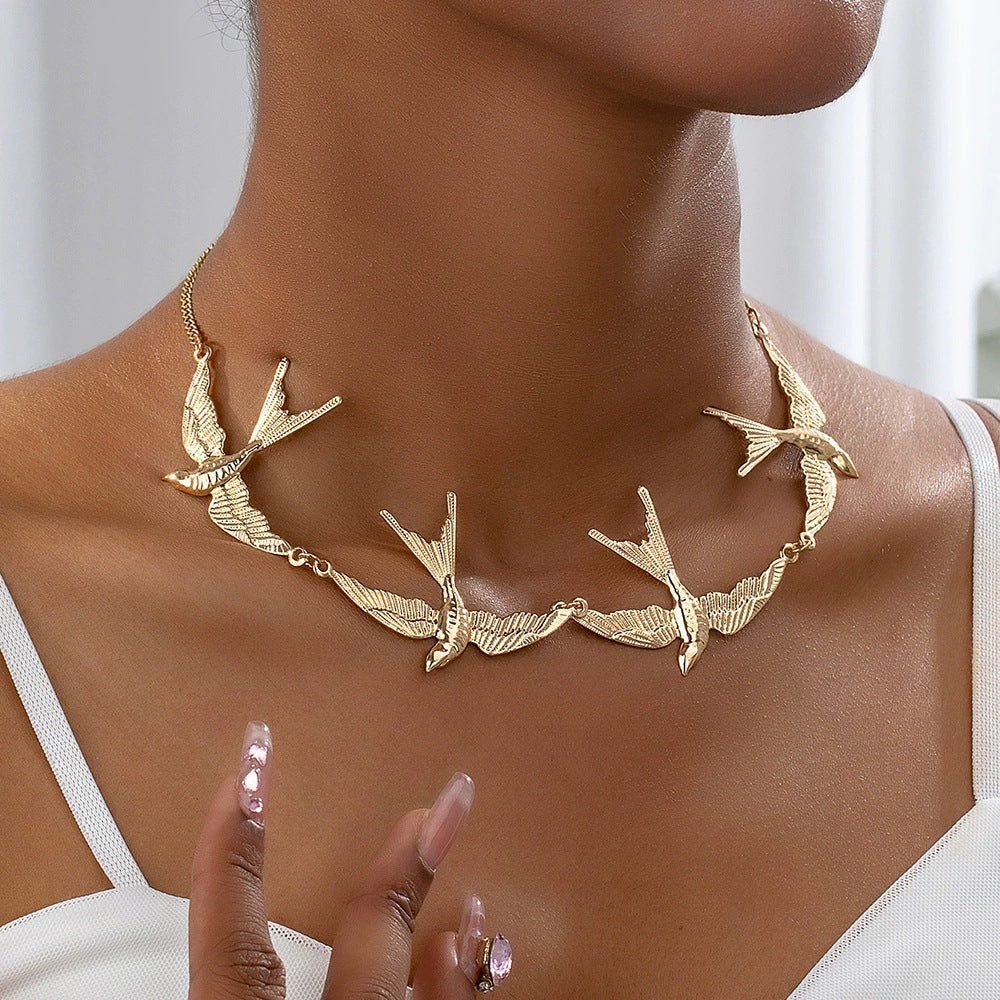 Damen Halskette mit eleganten, schwebenden Vogelmotiven Shop Nory