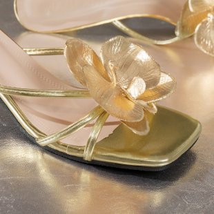Damen elegante Riemensandaletten mit floralen Applikationen und glänzenden Goldakzenten