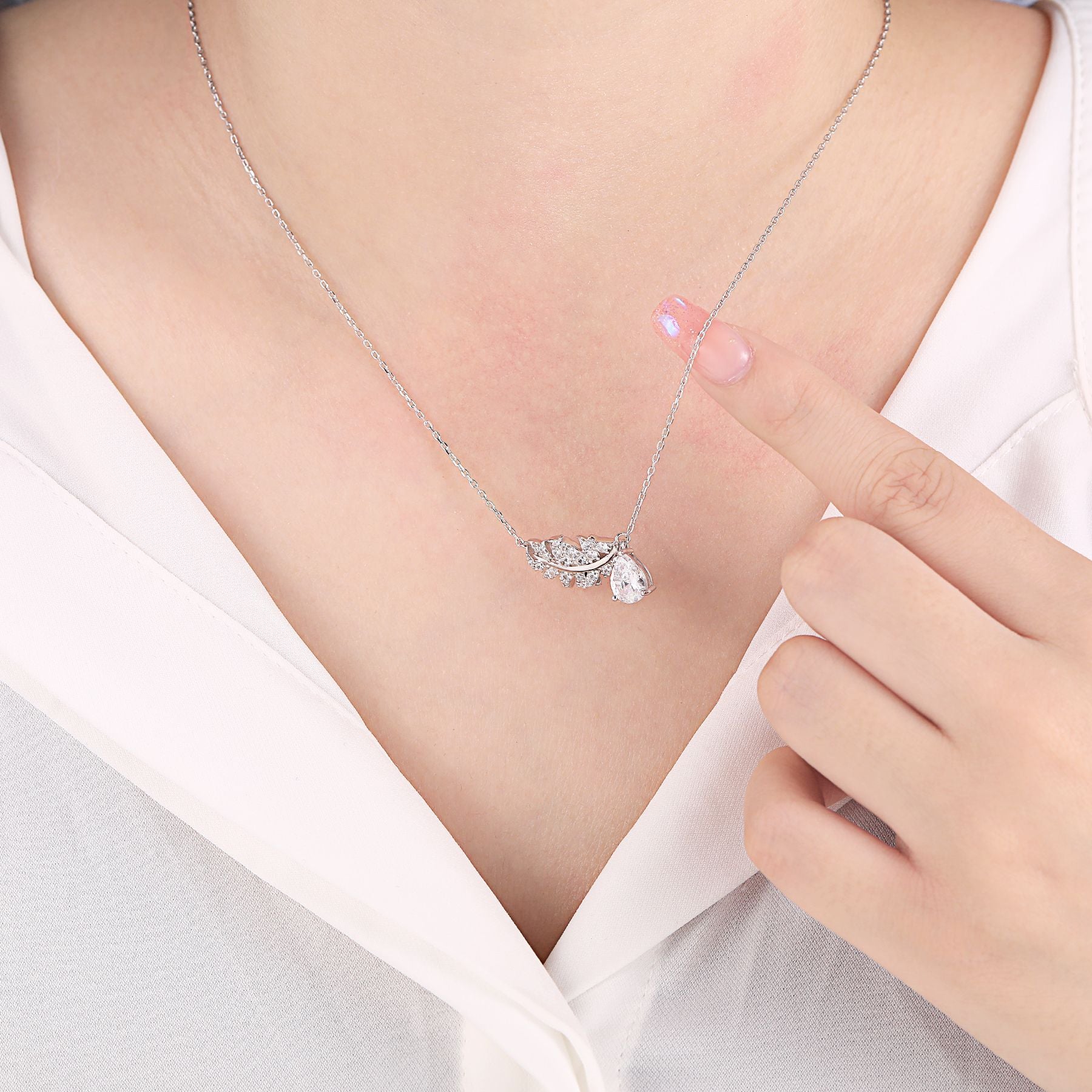 Damen Halskette mit kunstvollem Blattmotiv und funkelndem Zirkonia-Besatz Shop Nory