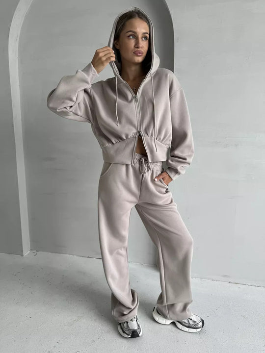 Damen gekürzte Zip-Kapuzenjacke mit formender Taillennaht und relaxed High-Waist Loungehose Shop Nory