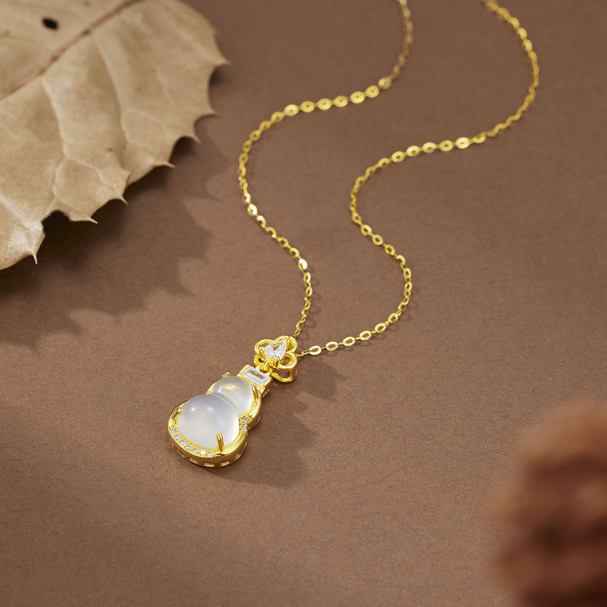 Damen Halskette mit exquisitem Buddha-Anhänger und funkelnden Zirkonia Shop Nory