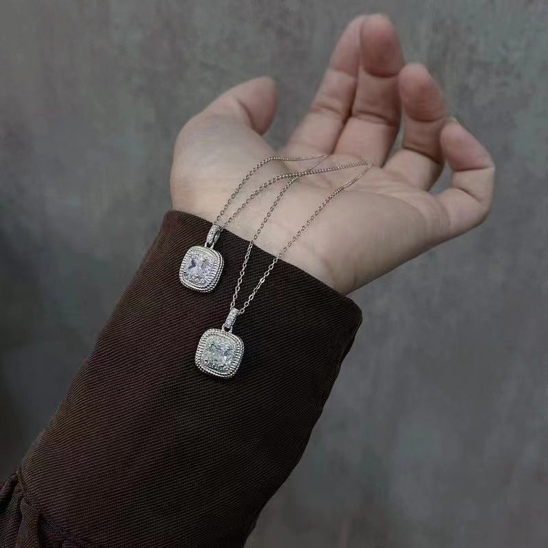 Damenring mit kunstvollem Zirkonia-Besatz und elegantem Golddesign Shop Nory