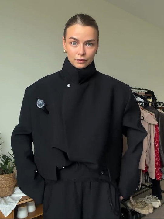 Damen Asymmetrische Cropped-Boxy-Jacke mit hohem Stehkragen und strukturierter Schulterpartie Shop Nory