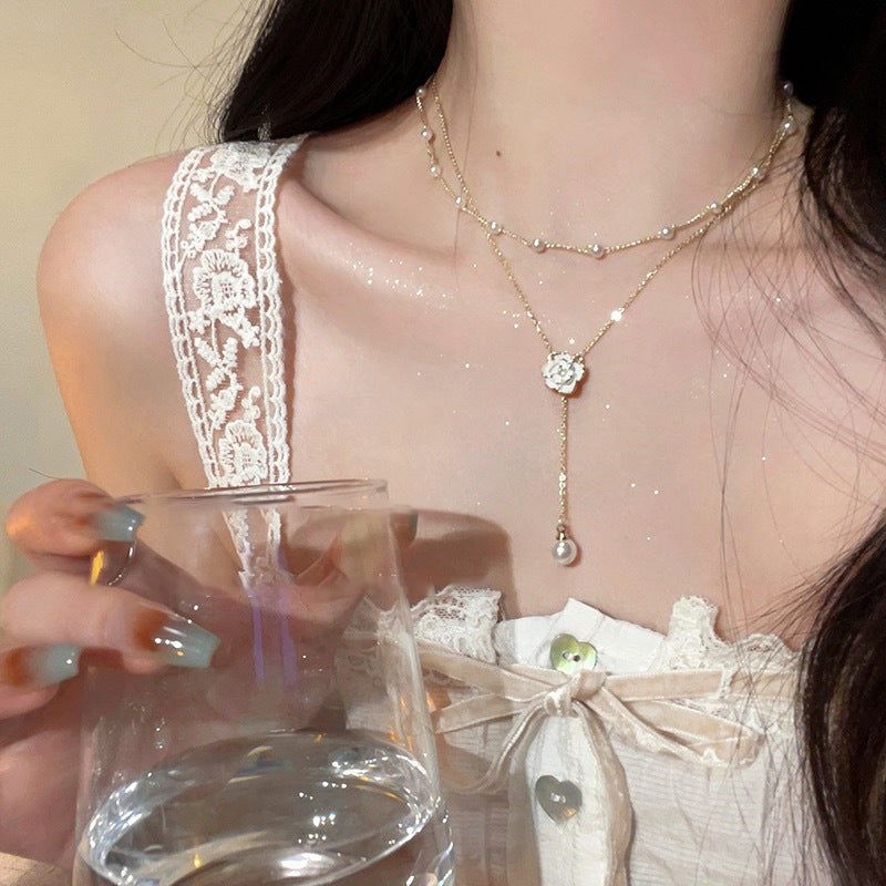 Damen Halskette mit floralen Akzenten und luxuriösen Perlen Shop Nory