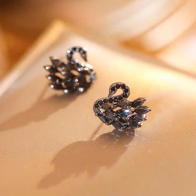 Damen Ohrringe im eleganten Schwanendesign mit funkelnden Zirkonia und hochwertigen Kunststeinen Shop Nory