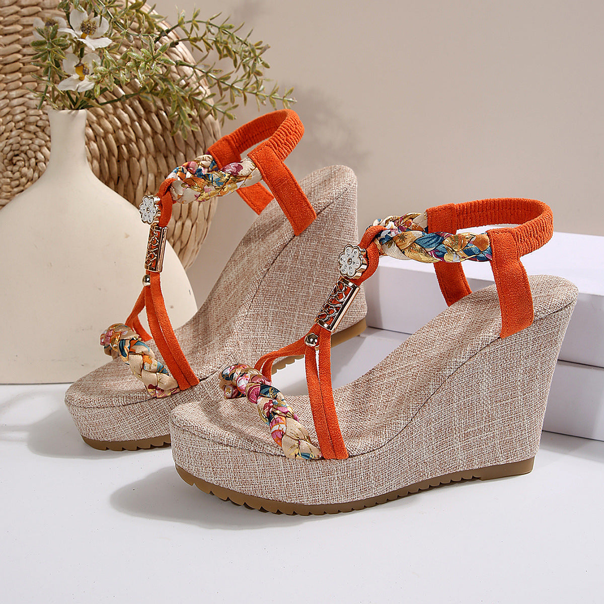 Damen Wedge-Sandalen mit geflochtenem Riemen und elegantem Schmuckdetail
