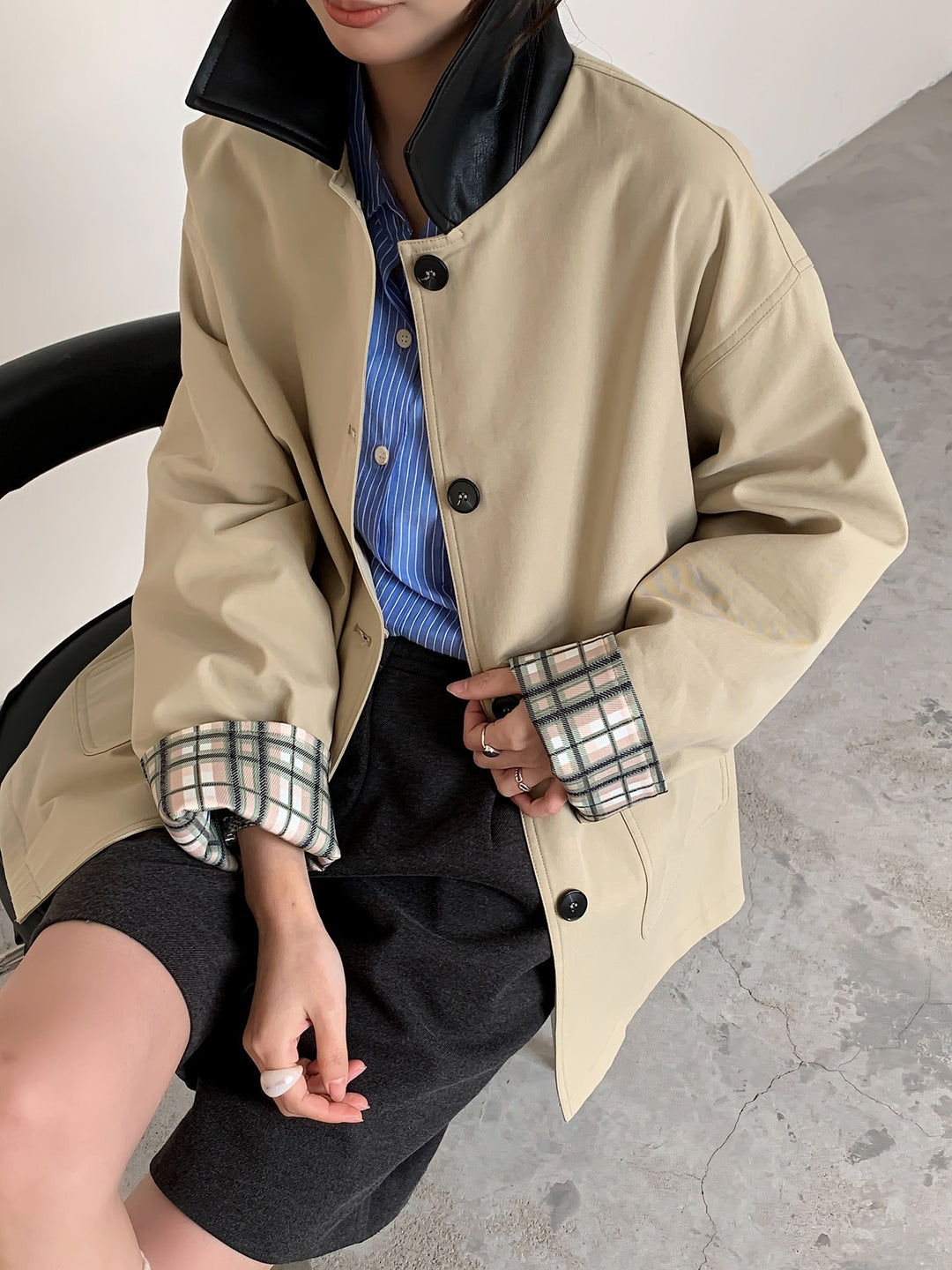 Damen Kurzjacke im Trench‑Stil mit Lederkragen und umschlagbaren Karo‑Manschetten Shop Nory