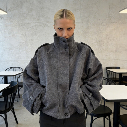 Damen nan kurzer Wollmix-Blouson mit hohem Stehkragen, Schulterpatten und voluminösen Ballonärmeln Shop Nory