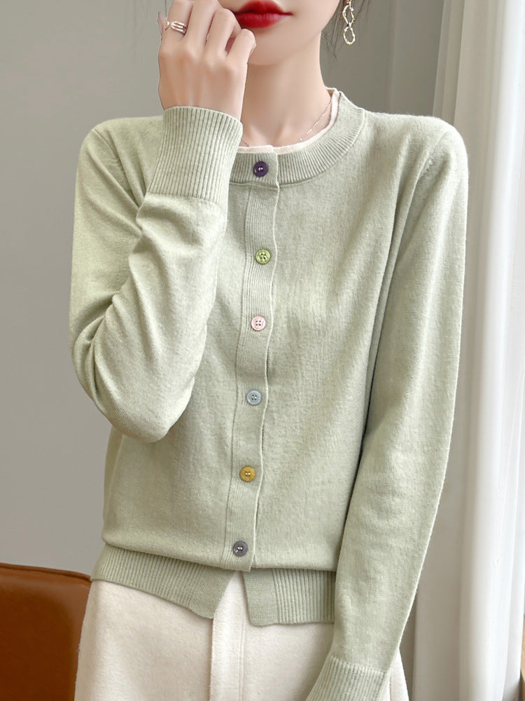 Damen Leichter Feinstrick-Cardigan mit Rundhalsausschnitt und bunten Knöpfen Shop Nory