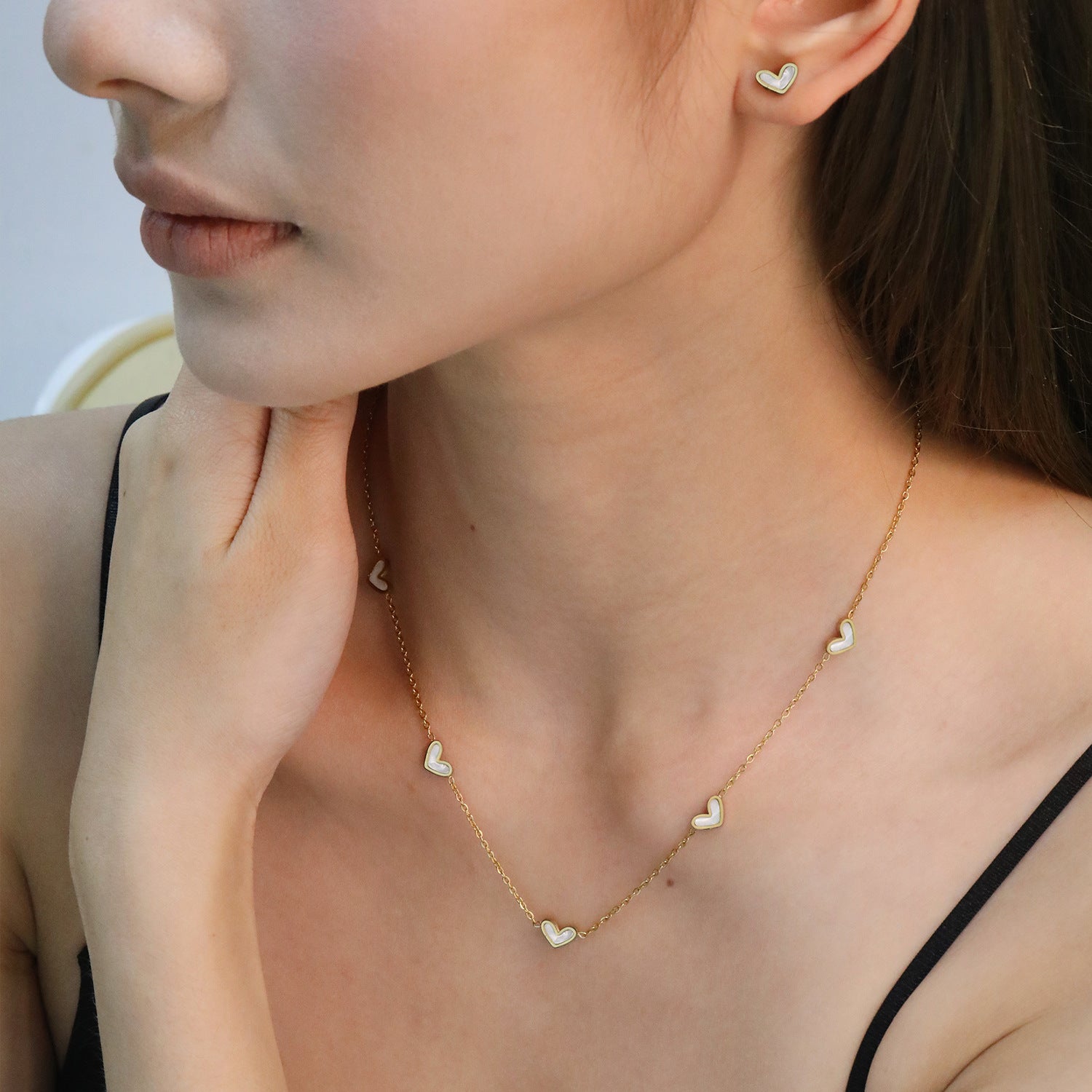Damen Halskette mit herzförmigen Anhängern und passenden Ohrsteckern Shop Nory