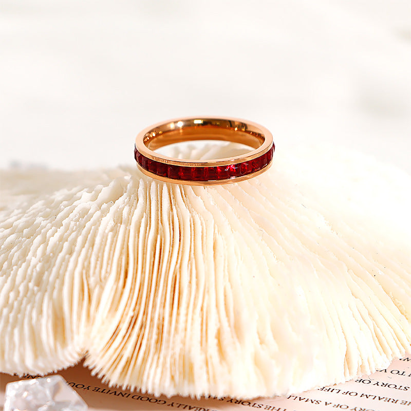 Damen Ring mit funkelnden lila Swarovski-Kristallen und polierter Oberfläche Shop Nory