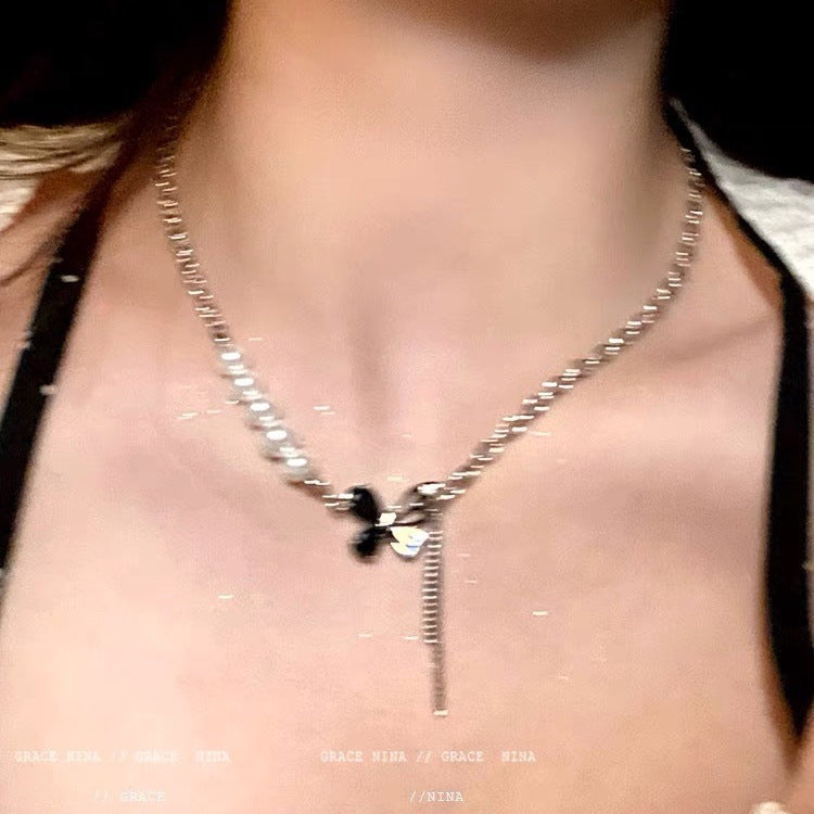 Damen Halskette mit filigranem Schmetterlingsanhänger und edlen Perlen Shop Nory
