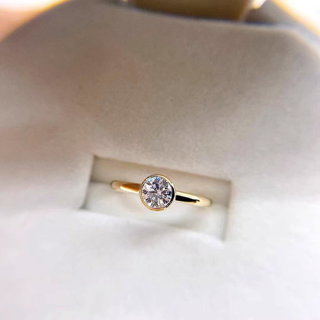 Damenring mit strahlendem Diamant und luxuriöser Goldfassung Shop Nory