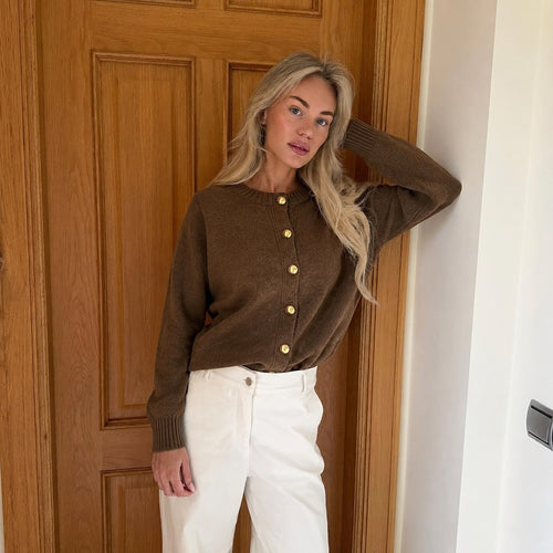 Damen kastiger Feinstrick-Cardigan mit goldfarbenen Zierknöpfen und gerippten Bündchen Shop Nory