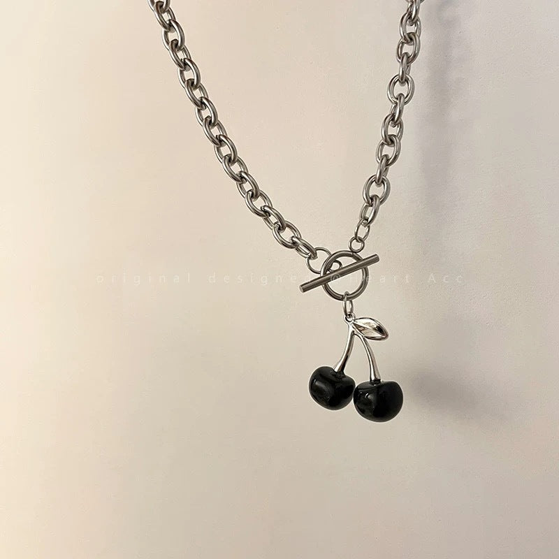 Damen Halskette mit einem stilvollen Kirsch-Anhänger und eleganter Gliederkette Shop Nory