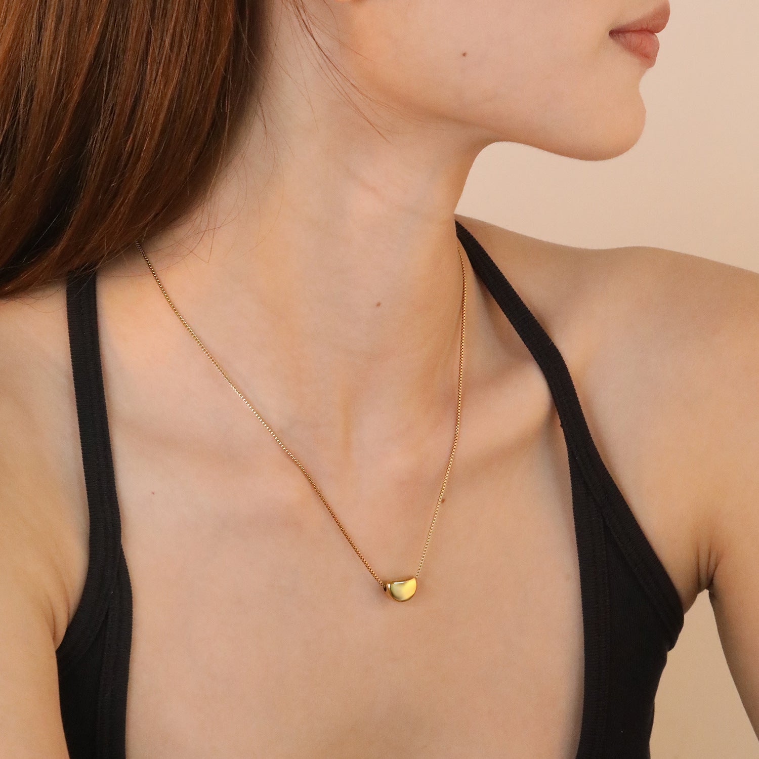 Damen Halskette mit modernem, glänzendem Bohnenanhänger Shop Nory