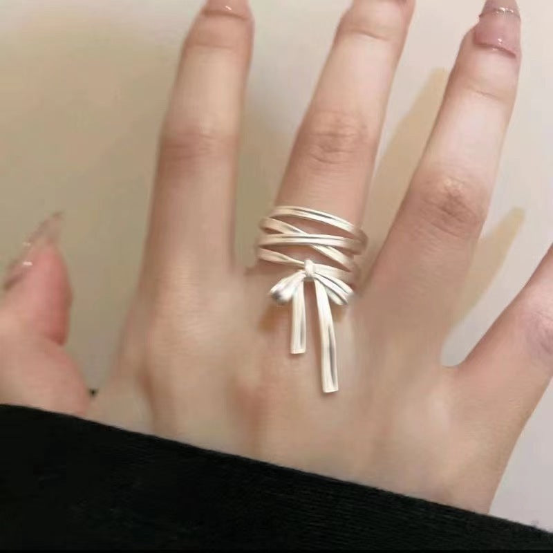 Damen Offener Ring mit kunstvollem Banddesign und elegantem Schleifenmotiv Shop Nory