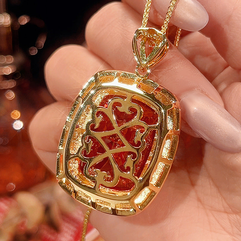 Aussage Kissen-Cut Center Stone Anhänger Halskette mit Pavé-Diamant-Halo und achtzehntem Karat Goldkette